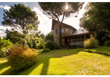 CASA DE TRONCOS Tu refugio en el bosque: Amplia casa de 5 ambientes con gran parque en Las Gaviotas