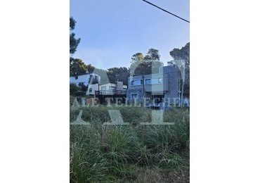 Lote en Esquina con Gran Espacio Verde: Tu Oportunidad en Mar de las Pampas.